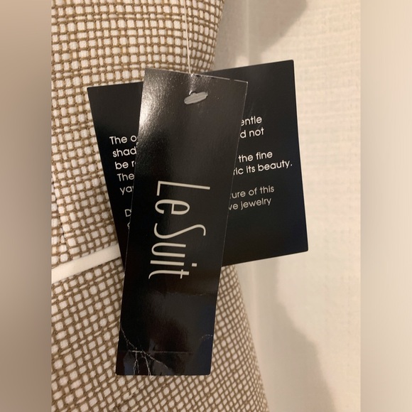 Le Suit Beautiful top. NWT. Size 16 - Picture 9 of 10